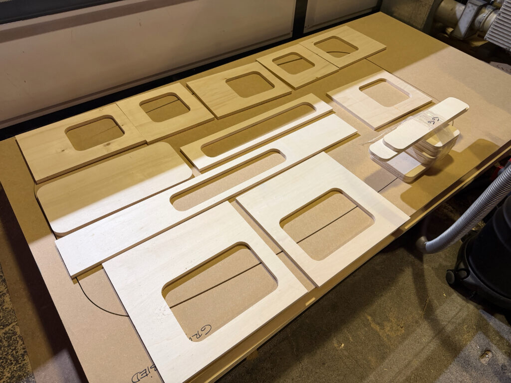 houten opberg wandpanelen camper op maat camperbouw utrecht wandpanelen met opberg vakken